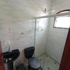 uma casa de banho com um WC, um lavatório e um chuveiro em LAGOA II SAQUAREMA RJ em Saquarema