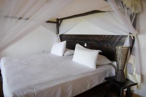 Un pat sau paturi într-o cameră la Room in BB - Vip Room with lake view