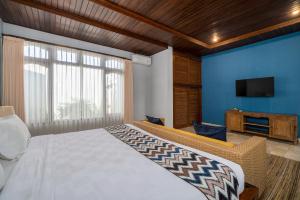水明漾‎的住宿－Villa Kori Bali Kubu, 9 people maximum, close to Seminyak Beach，一间卧室配有一张床和一台平面电视