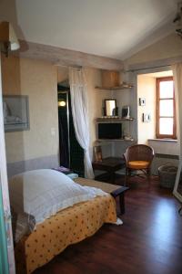 a bedroom with a bed and a living room at Chambre d'hôtes La Romarine in Barnave