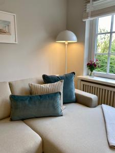 un divano con cuscini blu in soggiorno di Süderhygge a Keitum