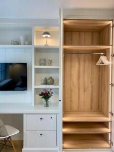 a home office with a desk and a tv at Süderhygge in Keitum