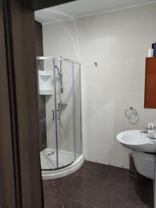 een badkamer met een douche en een wastafel bij Hampton Court, Block C, n.2 in St Paul's Bay