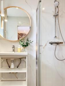 a bathroom with a shower and a sink and a mirror at Apartament Botanica - Blisko parku i centrum - by SpaceApart in Jelenia Góra