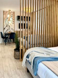 a bedroom with a bed with a wooden headboard at Apartament Botanica - Blisko parku i centrum - by SpaceApart in Jelenia Góra