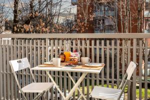 une table et des chaises sur une clôture avec de la nourriture dans l'établissement Affori House, à Milan