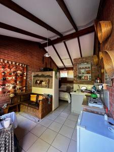 クラレンスにあるAmani Guest house Clarensのレンガの壁とカウンタートップが備わるキッチン