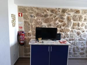 Uma TV ou centro de entretenimento em Isabel de Gouveia