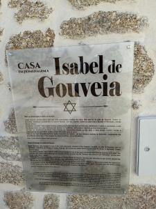 Um certificado, prêmio, placa ou outro documento exibido em Isabel de Gouveia