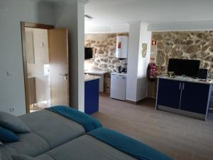 a living room with a couch and a kitchen at Isabel de Gouveia in Belmonte