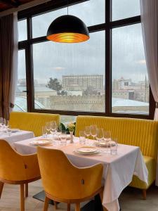 uma sala de jantar com uma mesa com copos de vinho em Seven Beauties Hotel Spa Restaurant, Old City Baku em Baku