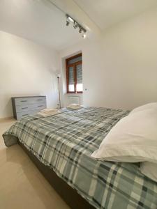 Una cama o camas en una habitación de [Elegante Appartamento in Centro]