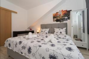 Rooms & Apartments Mirakul客房内的一张或多张床位