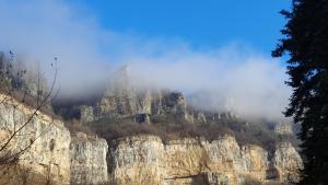 Una montaña con nubes encima. en Къща за гости Марчела и Ресторант Мъри, 