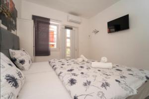 Rooms & Apartments Mirakul客房内的一张或多张床位