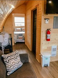 Zimmer mit einem Schlafzimmer und einem Bett in einer Blockhütte in der Unterkunft Hillside Cottages in Bay Roberts