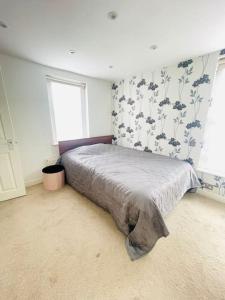 a bedroom with a bed in a room at 3bedroom beautiful cottage in Cheshunt +1 photo