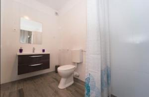 Rooms & Apartments Mirakul的一间浴室