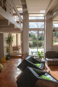 uma sala de estar com um sofá e uma mesa em Le Clos de Gally em Chavenay