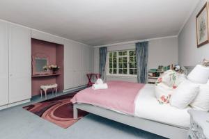 Postel nebo postele na pokoji v ubytování Montpellier House, Centrally Located, Large Garden