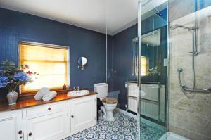 Koupelna v ubytování Montpellier House, Centrally Located, Large Garden + 32 fotografií