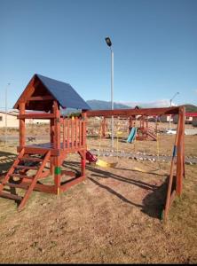 einen Spielplatz mit Holzspielstruktur und Dach in der Unterkunft sweet Home alto Boquete 