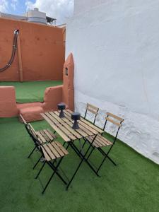 twee stoelen en een tafel en een bank op het gras bij Casa Jurel in Agüimes