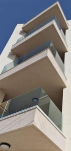 un edificio alto de color blanco con balcones encima en Valley View, en Qrendi