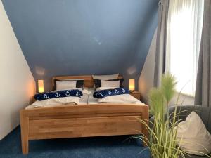 Un dormitorio con una cama con almohadas. en Hotel Meerblick garni, en Neuharlingersiel