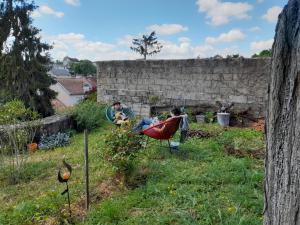 eine Gruppe von Menschen, die in einer Hängematte im Hof sitzen in der Unterkunft La terrasse in Poitiers