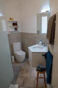 uma pequena casa de banho com WC e lavatório em Schönes Apartment mit Terrasse und Meerblick. em La Matanza de Acentejo