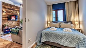 Posteľ alebo postele v izbe v ubytovaní Apartament A2 DOMiTU z Basenem, Sauną, Jacuzzi - 5D Apartments + 33 fotografií