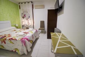 Postel nebo postele na pokoji v ubytování Hotel Virgen de los Reyes