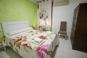 Postel nebo postele na pokoji v ubytování Hotel Virgen de los Reyes