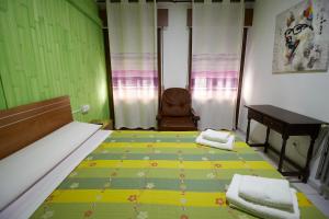 1 dormitorio con cama, silla y escritorio en Hotel Virgen de los Reyes en Ronda