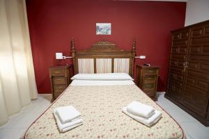 sypialnia z łóżkiem z dwoma białymi ręcznikami w obiekcie Hotel Virgen de los Reyes w mieście Ronda