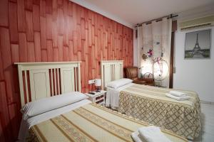 Postel nebo postele na pokoji v ubytování Hotel Virgen de los Reyes