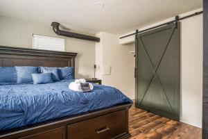 Luxurious 4BR/3BA Stay in NW ATL في أتلانتا: غرفة نوم بسرير وباب حضيرة منزلق