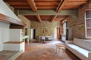フィレンツェにあるPodere di Montecchio - Colleramoleのリビングルーム(ソファ、テーブル付)