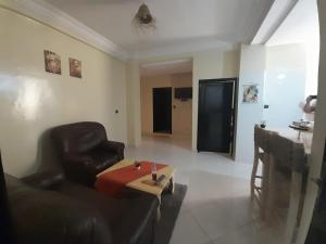 een woonkamer met een bank en een tafel bij Dar Inn Raha 1 in Laayoune