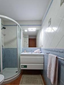 y baño con lavabo y ducha. en PARKING PRIVADO Benalbeach, en Benalmádena