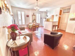 - un salon avec un canapé et une table dans l'établissement ApartHotel Riviera - E Vieille Ville Quartier du Port - Place du Pin - Très Grand Appartement de 5p - Lumineux et à 50m de la Mer - DUPLEX ANTOINE GAUTIER, à Nice