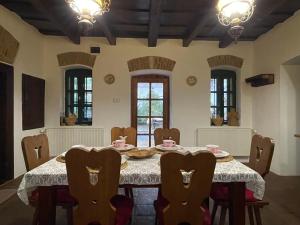 a dining room with a table and chairs at Cziróka Vendégház in Tolcsva