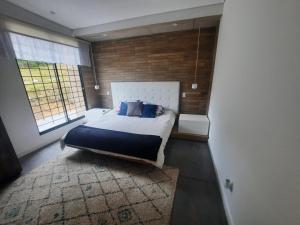 um quarto com uma cama grande e um tapete em Espectacular Cabaña!!! em Paipa