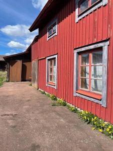 un edificio rojo con dos ventanas laterales en Homestay in picturesque village, 