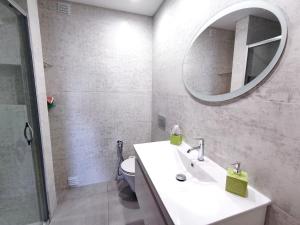アルマカオ・デ・ペラにある8-2 Torre Sol - Casas & Papéisのバスルーム(洗面台、鏡、トイレ付)