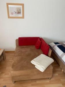 デュッセルドルフにあるAppartement Leonのソファ、ベッド、テーブルが備わる客室です。