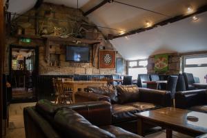 Ruang duduk di The Fox & Hounds Inn & Camping Pods