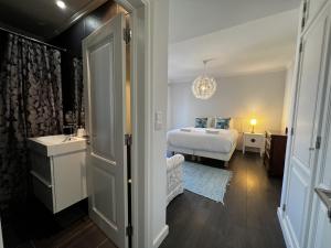 Postel nebo postele na pokoji v ubytování Gracious apartment in condo with pool, Cascais