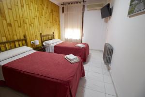 Postel nebo postele na pokoji v ubytování Hotel Virgen de los Reyes